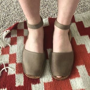 Avarcas pons in taupe!🖤